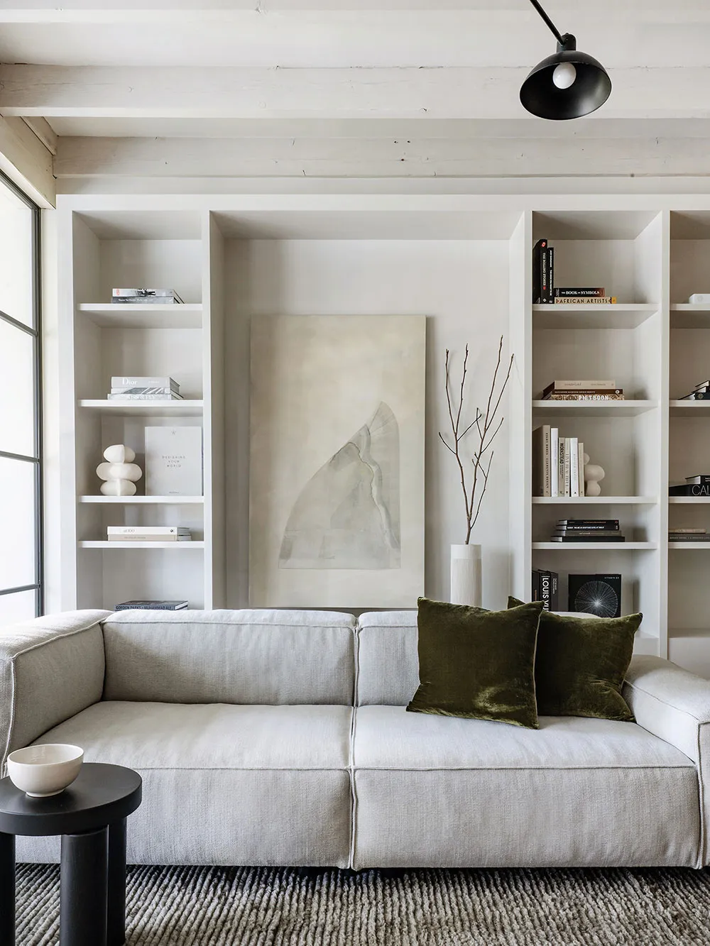 काली फ़ासाद एवं हल्के भीतरी डिज़ाइन: अमेरिका में स्थित एक सुंदर कॉटेज, जिसमें ग्रामीण शैली में सजावट की गई है. - Gallery image 5