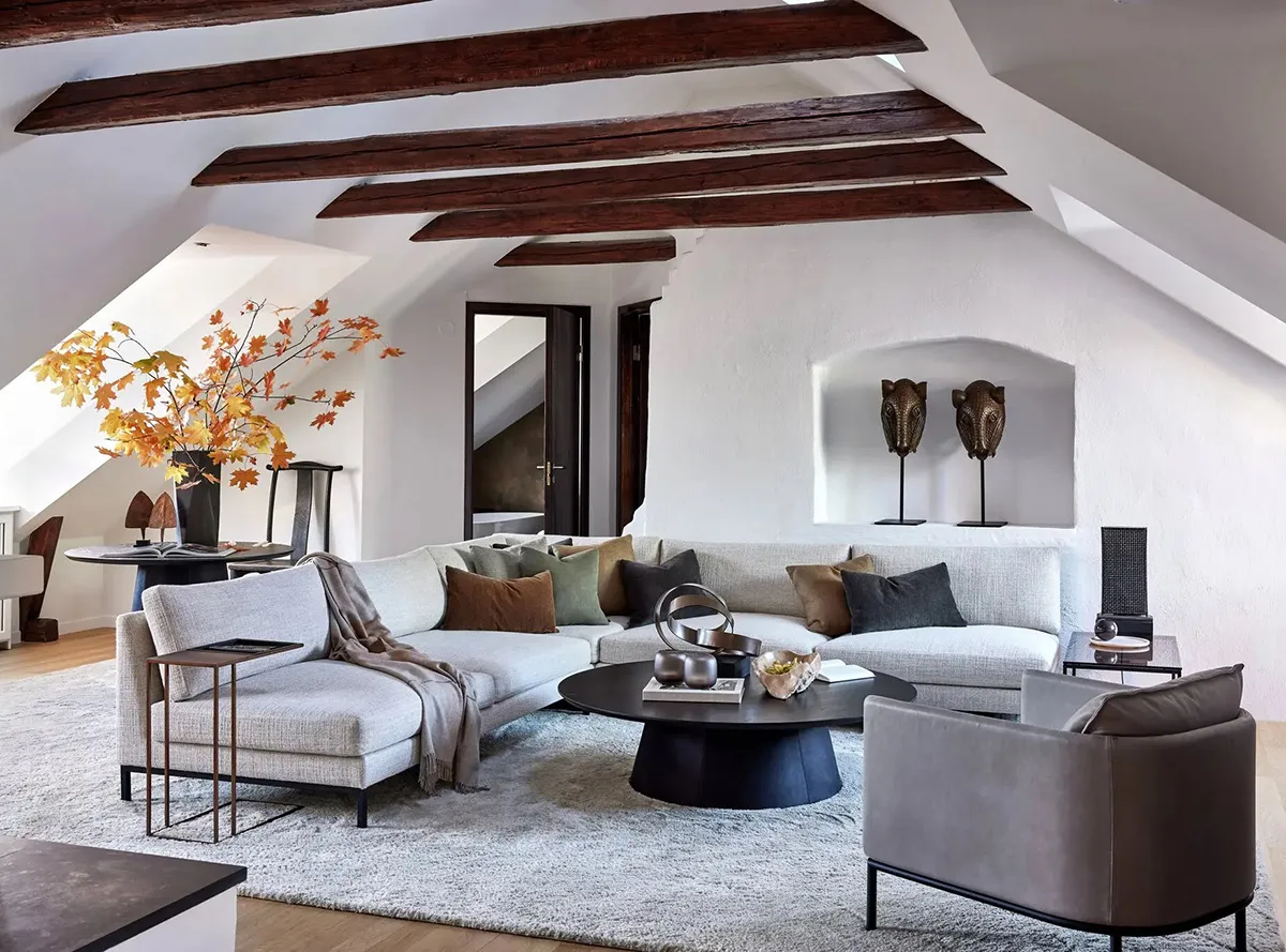 Ruhige Eleganz im Design einer großen Dachbodenwohnung in Stockholm - 1