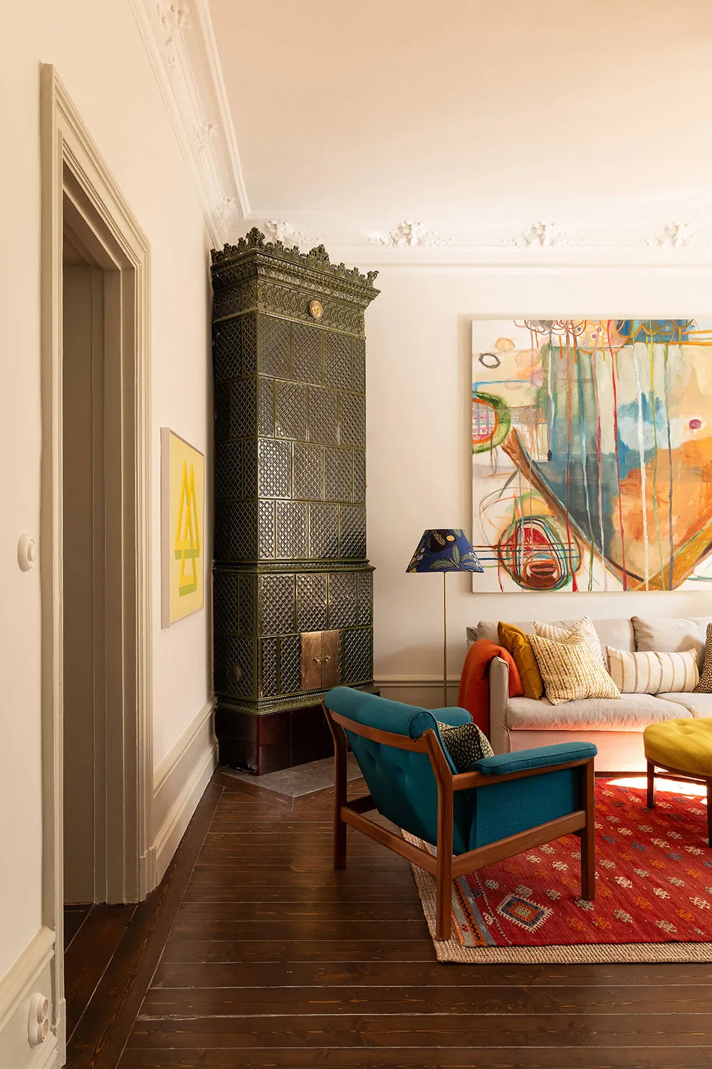 Elegante apartamento en Estocolmo con detalles clásicos y acentos vibrantes - Gallery image 1