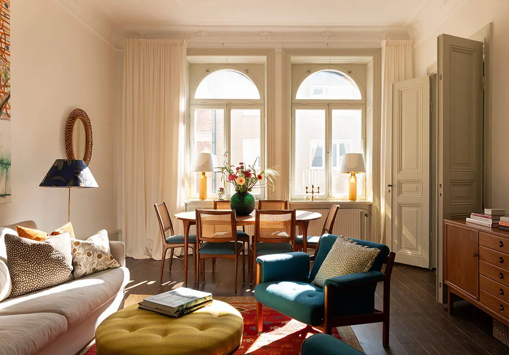 Elegante apartamento en Estocolmo con detalles clásicos y acentos vibrantes - Gallery image 2
