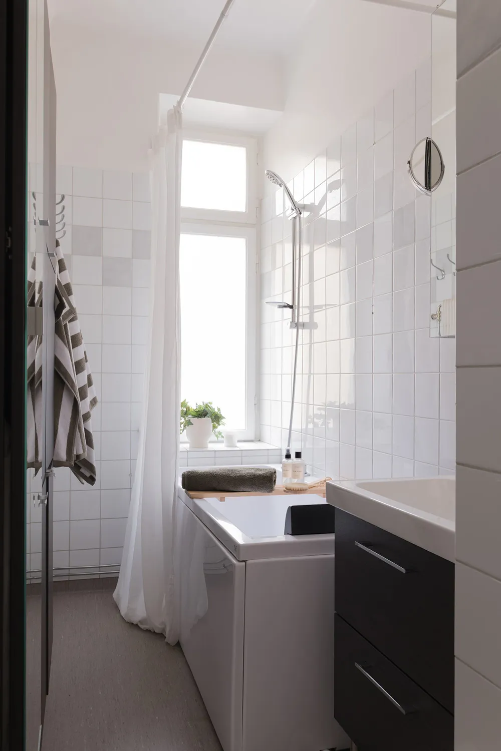 Style moderne d'appartement suédois avec murs beiges - Gallery image 33