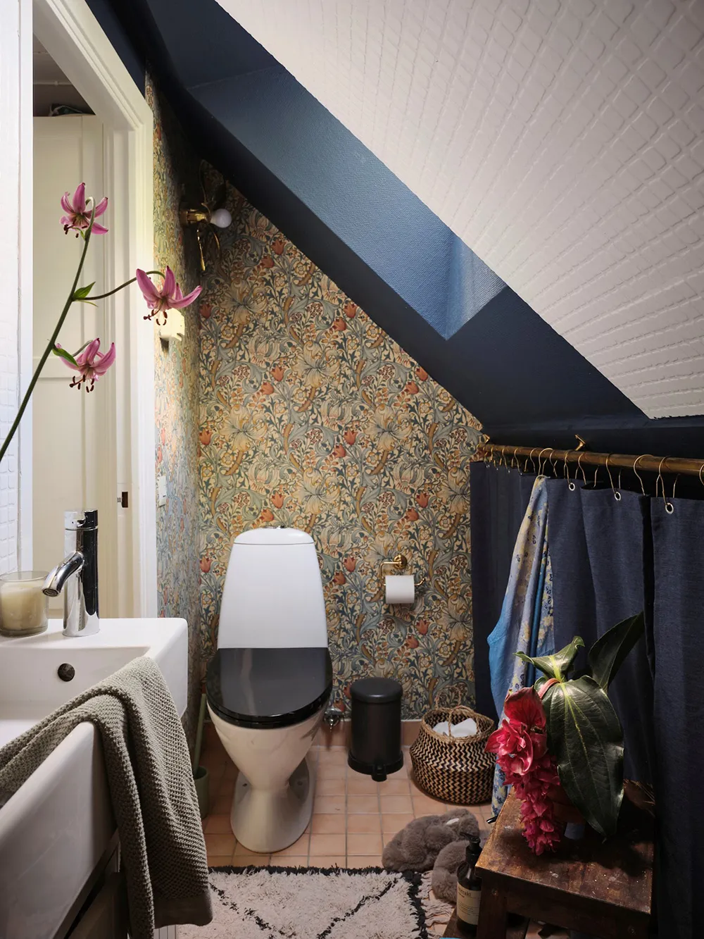 Яскрава дача в колишньому дому садівника на озері Меларен у Швеції - Gallery image 31