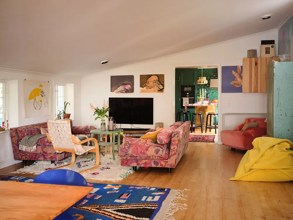 Яскрава дача в колишньому дому садівника на озері Меларен у Швеції - Gallery image 16