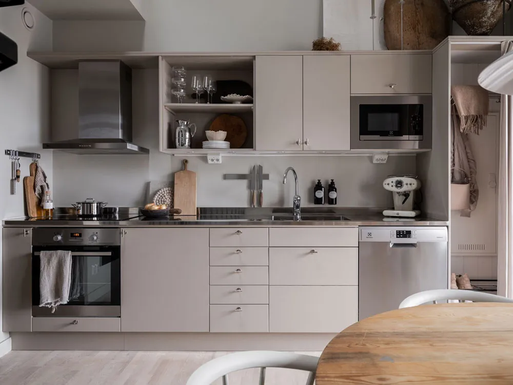 Interior tranquilo y suave de una pequeña casa de dos pisos en Suecia (72 m²) - Gallery image 7