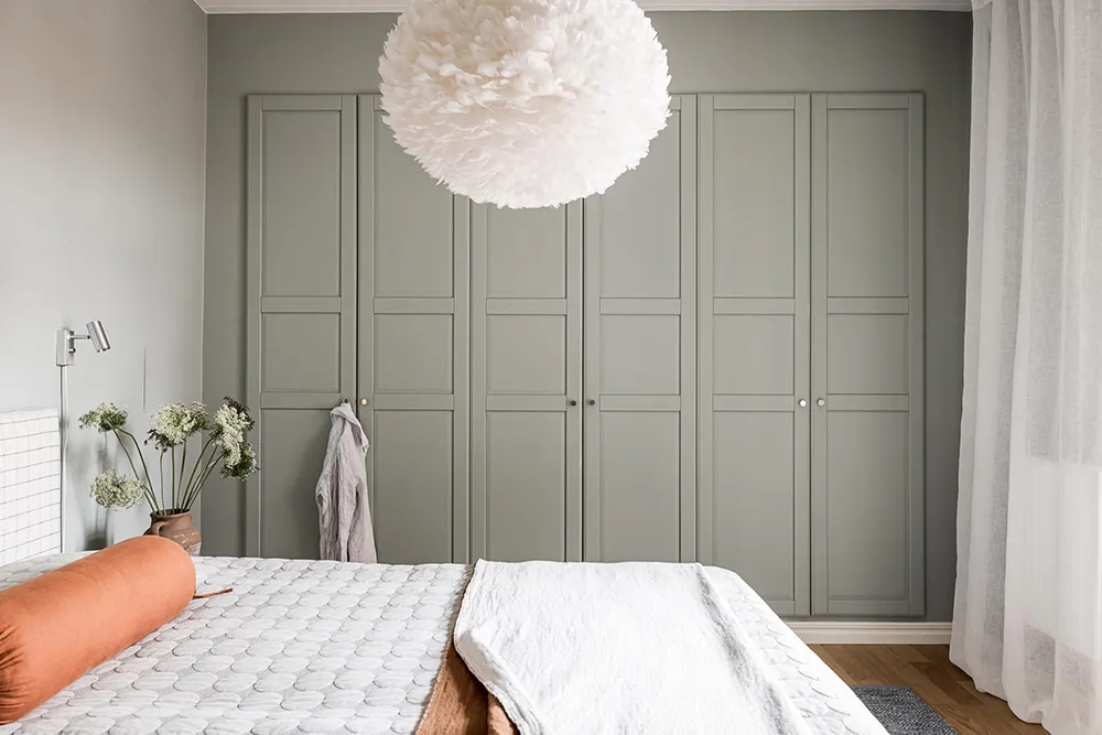 Szwedzki mieszkanie z promieniową ścianą i tureckim dywanem - Gallery image 27