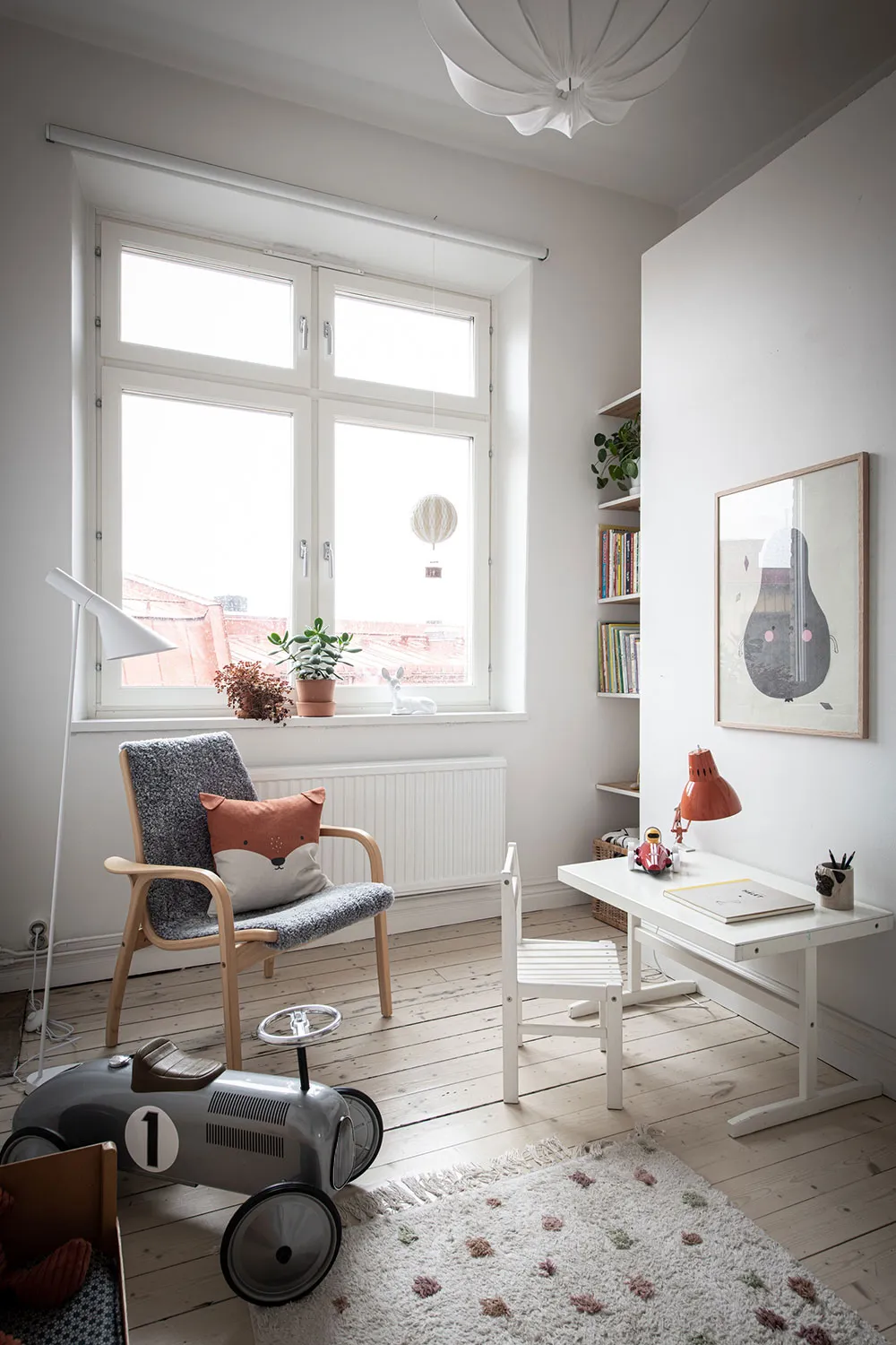 Шведська квартира з атмосферною гостинією та світлою кухнею з ліпиною - Gallery image 26