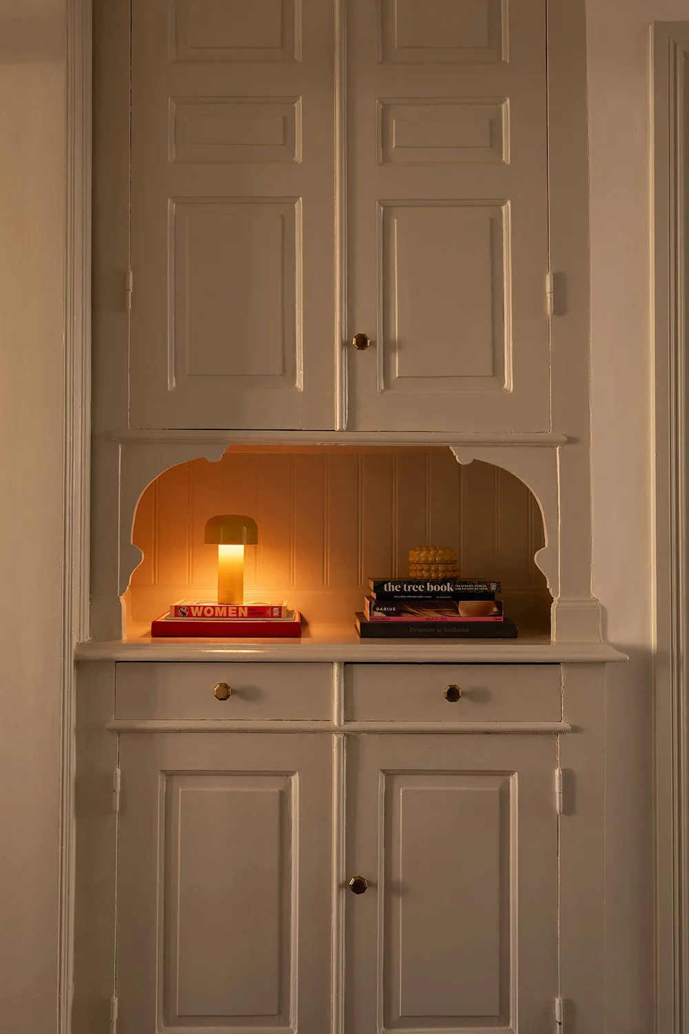 Elegante apartamento en Estocolmo con detalles clásicos y acentos vibrantes - Gallery image 24