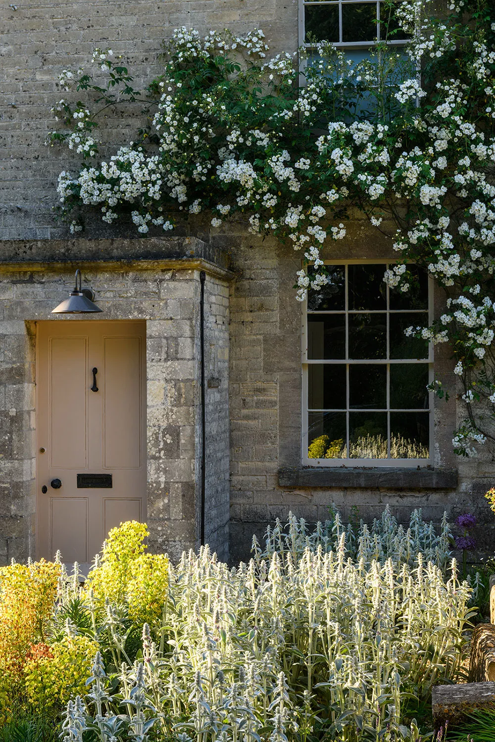 Church Life: House in a Historic Chapel of the 19th Century in England - Gallery image 1