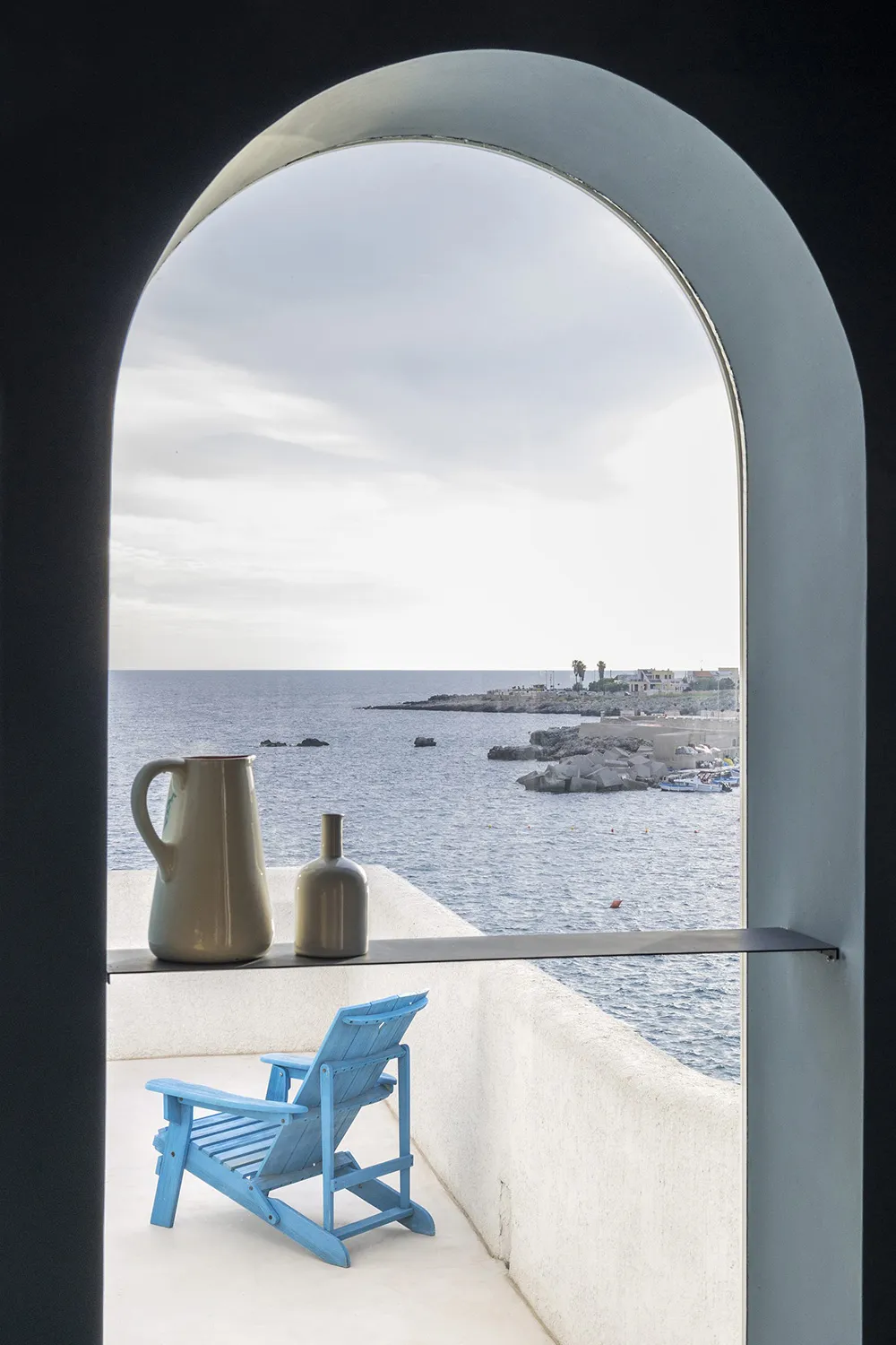 Маленький дом с большим глазом и лестницей в небо на юге Италии - Gallery image 1