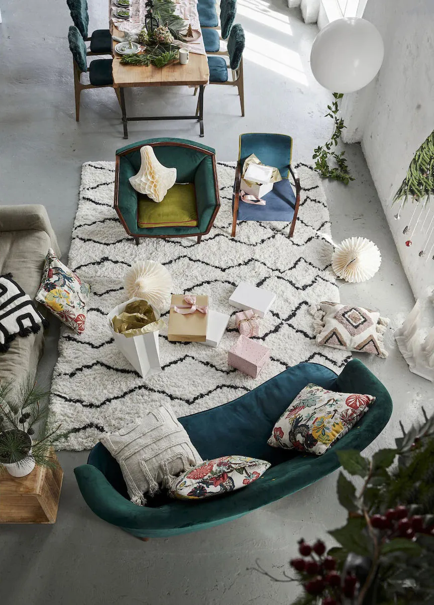 Lámpara viva y guirnaldas de abeto en un interior navideño - Gallery image 5