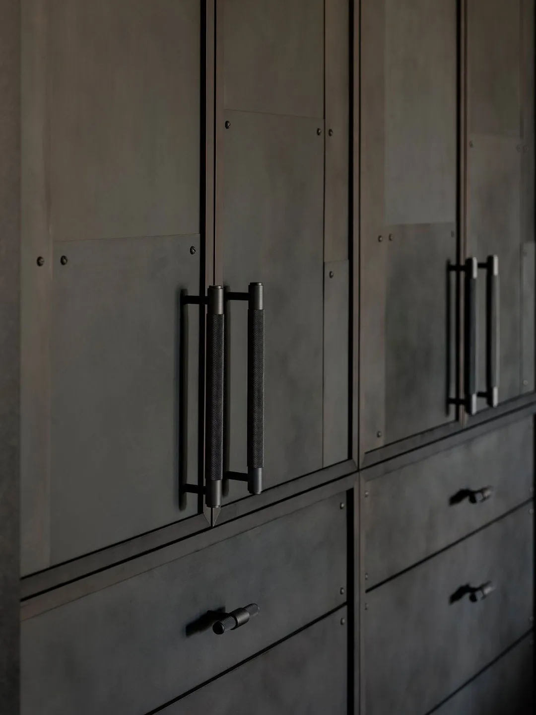 Czarny kolor, drewno i minimalizm – stylowy apartament w górach Norwegii - Gallery image 10