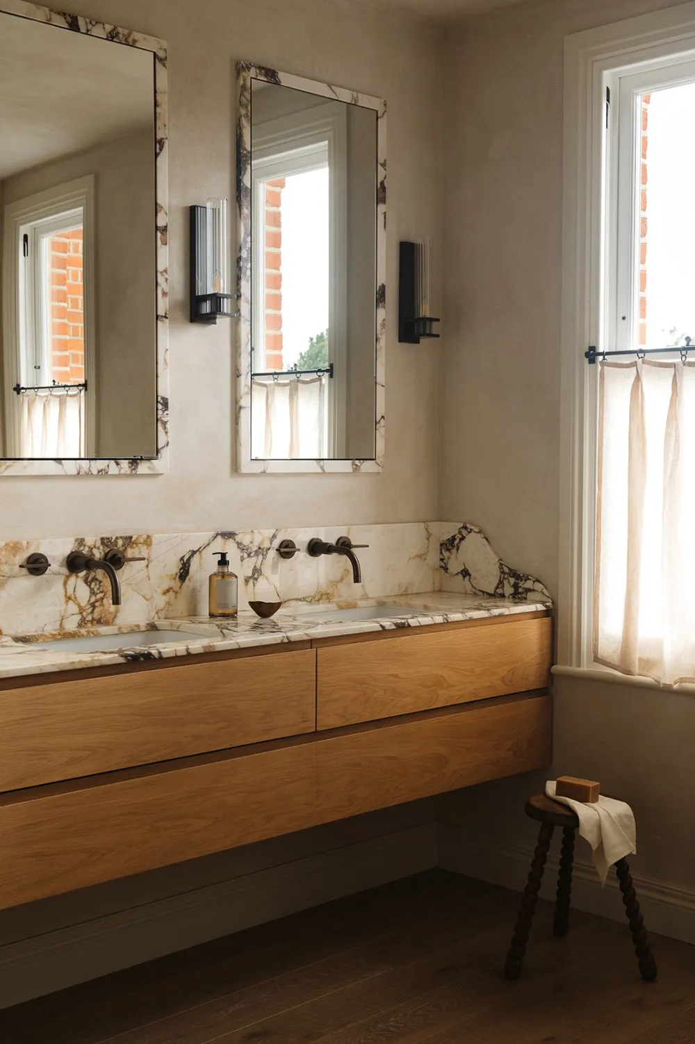 Charmant intérieur anglais dans des tons chauds - Gallery image 17