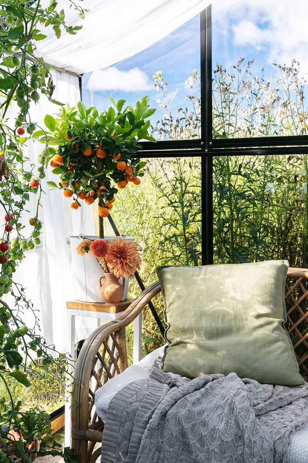 Une belle maison de campagne créative de jeune couple en Suède - Gallery image 1