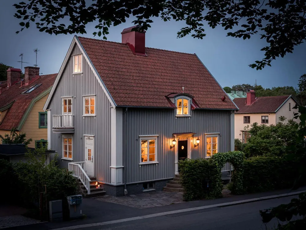Interiores elegantes y sobrios de una encantadora casa de campo sueca - Gallery image 1