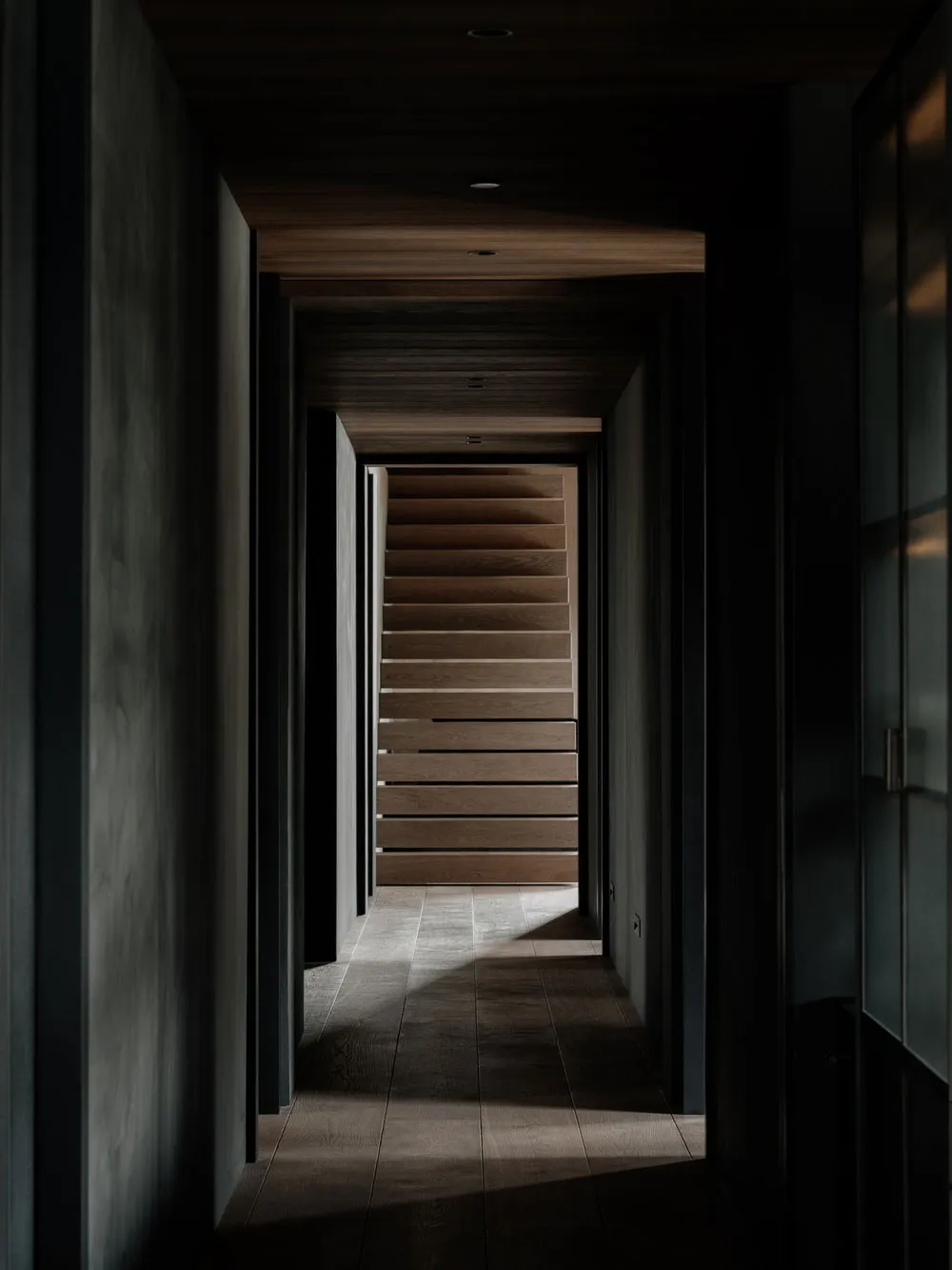 Czarny kolor, drewno i minimalizm – stylowy apartament w górach Norwegii - Gallery image 4