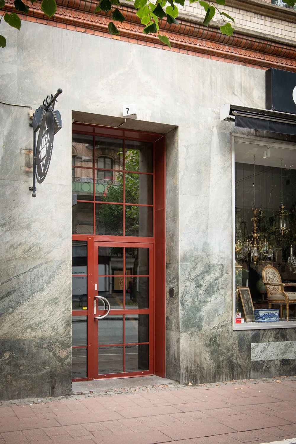 Шведська квартира з атмосферною гостинією та світлою кухнею з ліпиною - Gallery image 29