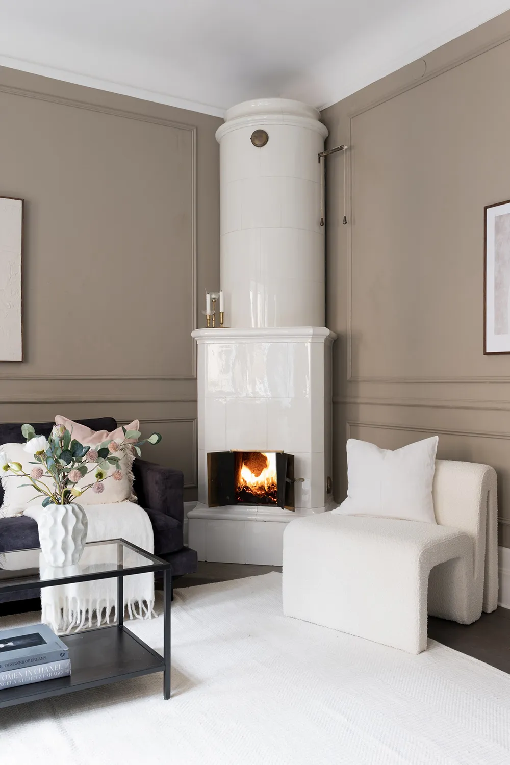 Style moderne d'appartement suédois avec murs beiges - Gallery image 1