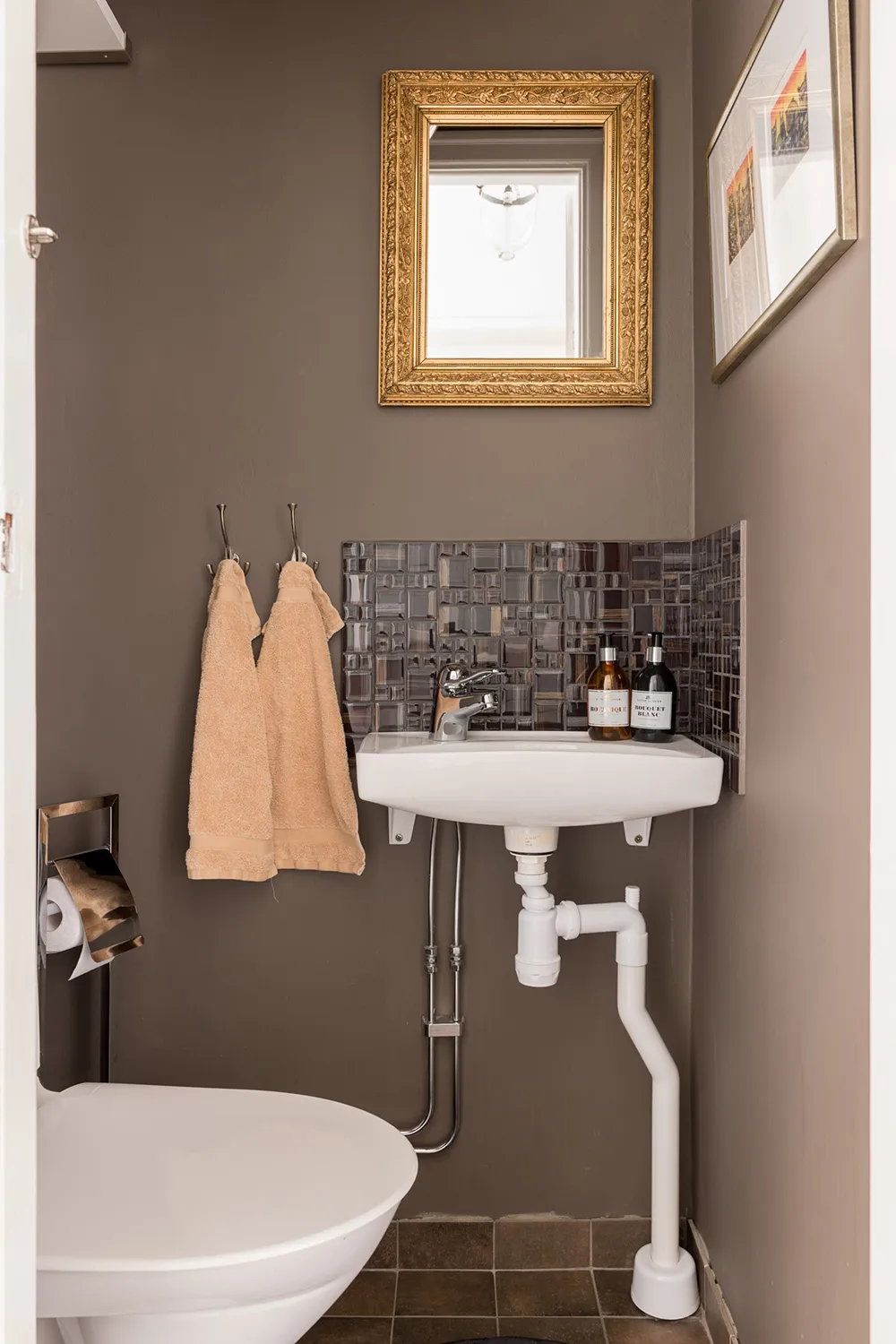 Style moderne d'appartement suédois avec murs beiges - Gallery image 35