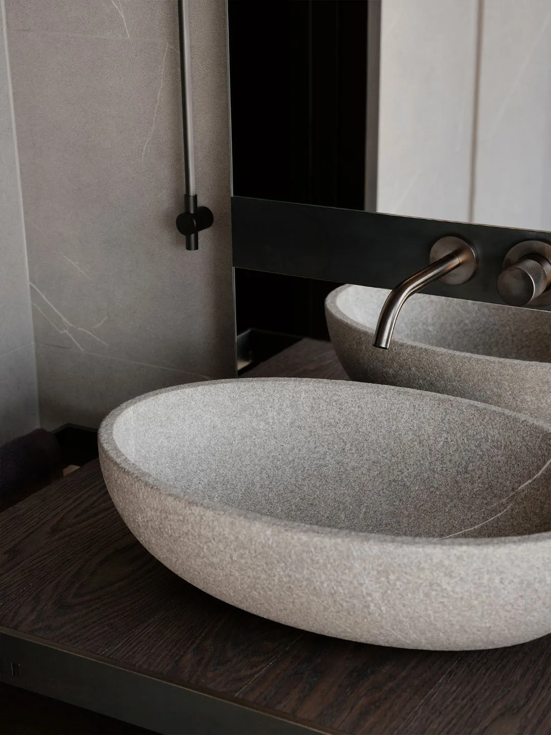 Czarny kolor, drewno i minimalizm – stylowy apartament w górach Norwegii - Gallery image 11