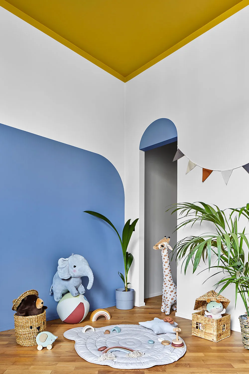 Vibrant Tones and Retro Notes: Bright Apartment in Milan - Gallery image 11
