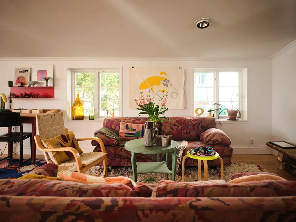 Яскрава дача в колишньому дому садівника на озері Меларен у Швеції - Gallery image 12