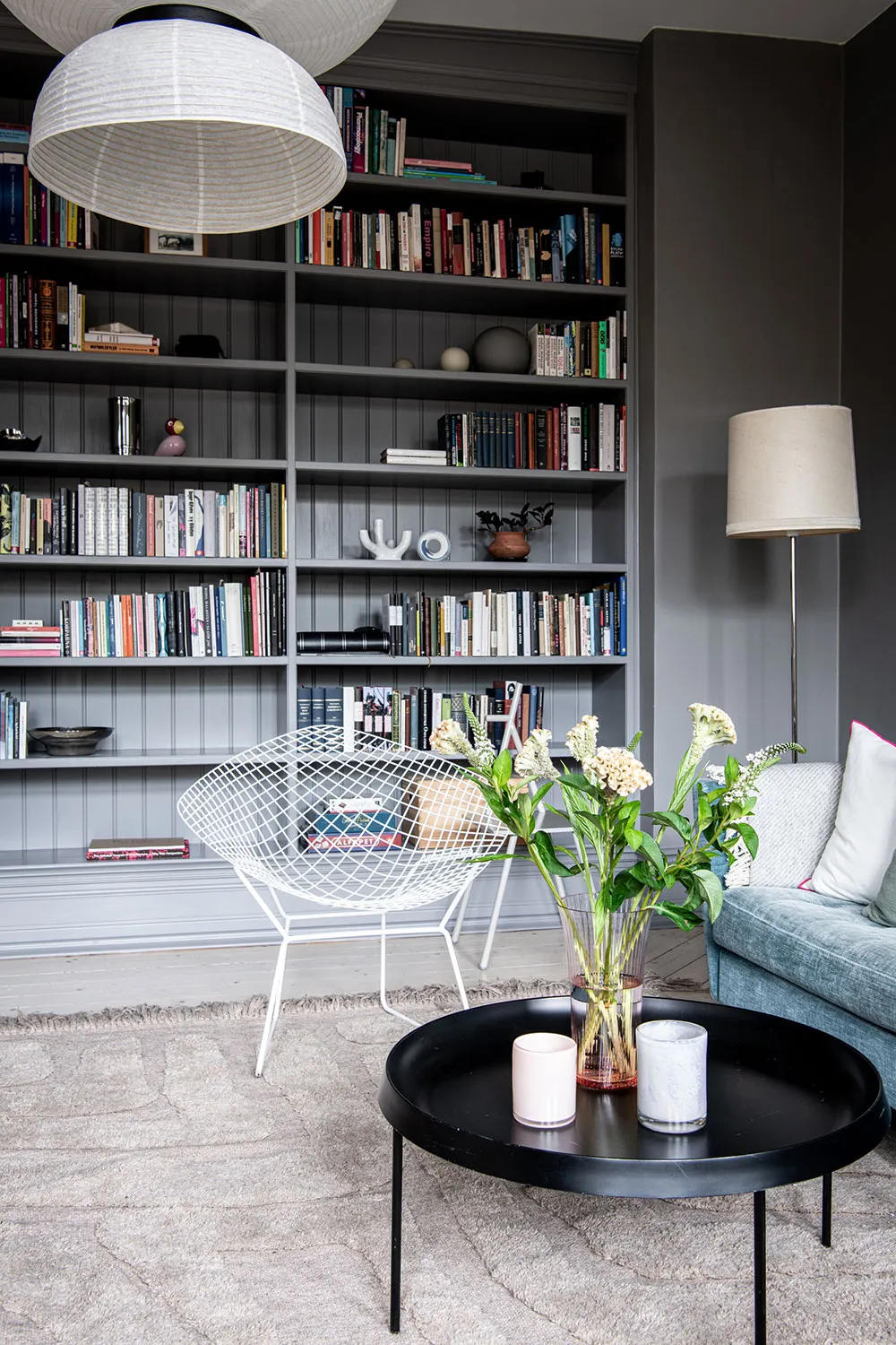 Шведська квартира з атмосферною гостинією та світлою кухнею з ліпиною - Gallery image 3