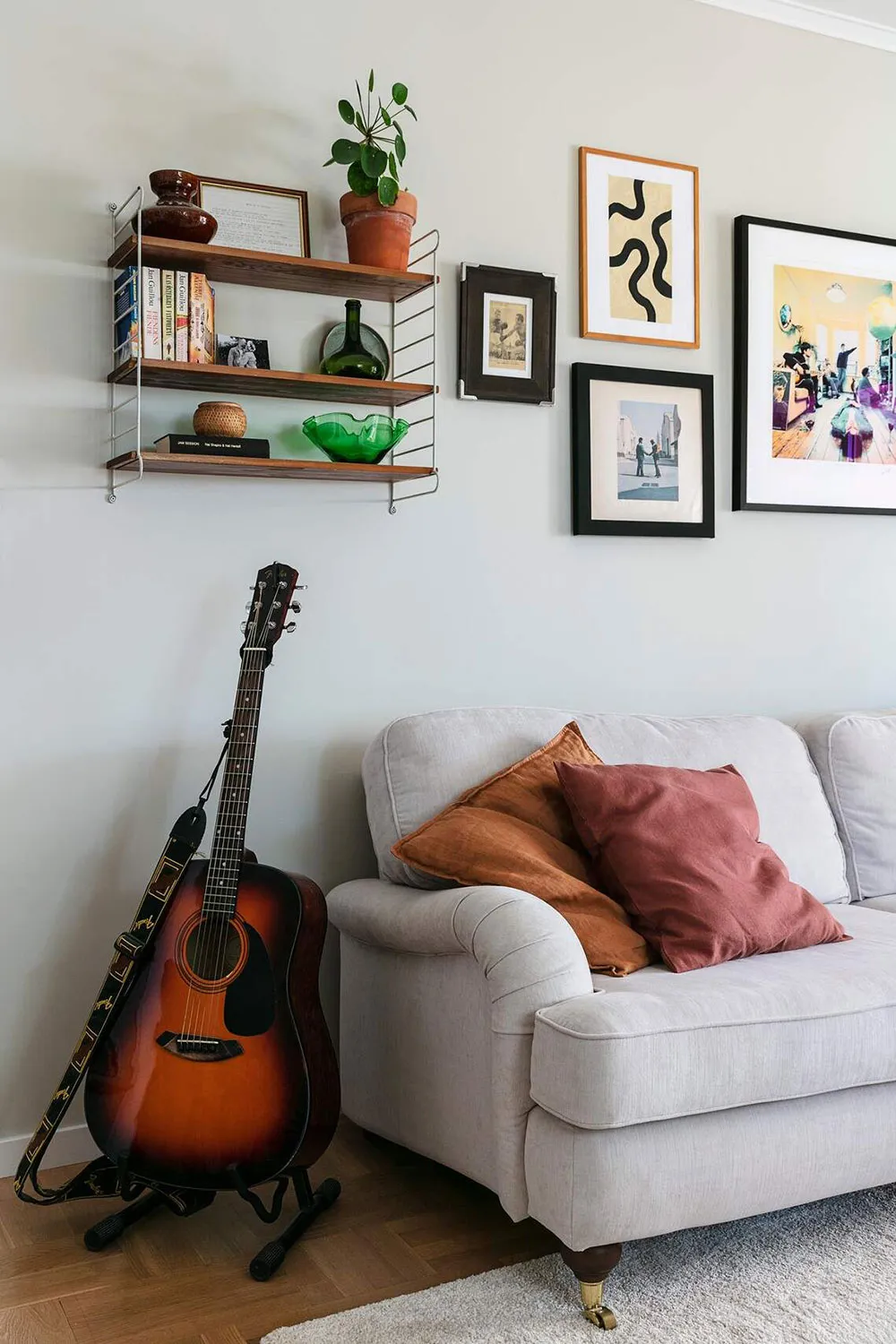 Une belle maison de campagne créative de jeune couple en Suède - Gallery image 10