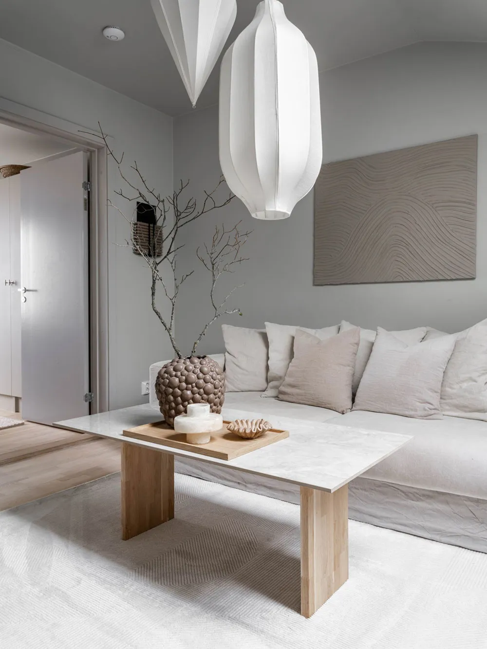 Interior tranquilo y suave de una pequeña casa de dos pisos en Suecia (72 m²) - Gallery image 3