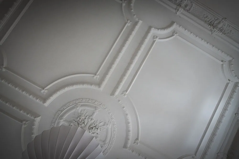 Шведська квартира з атмосферною гостинією та світлою кухнею з ліпиною - Gallery image 11