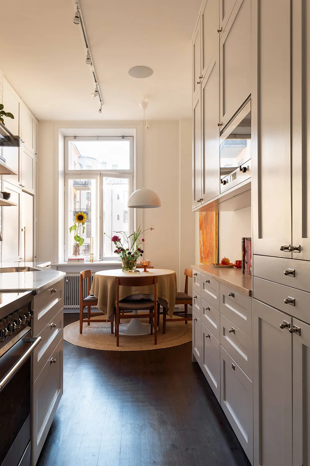 Elegante apartamento en Estocolmo con detalles clásicos y acentos vibrantes - Gallery image 15