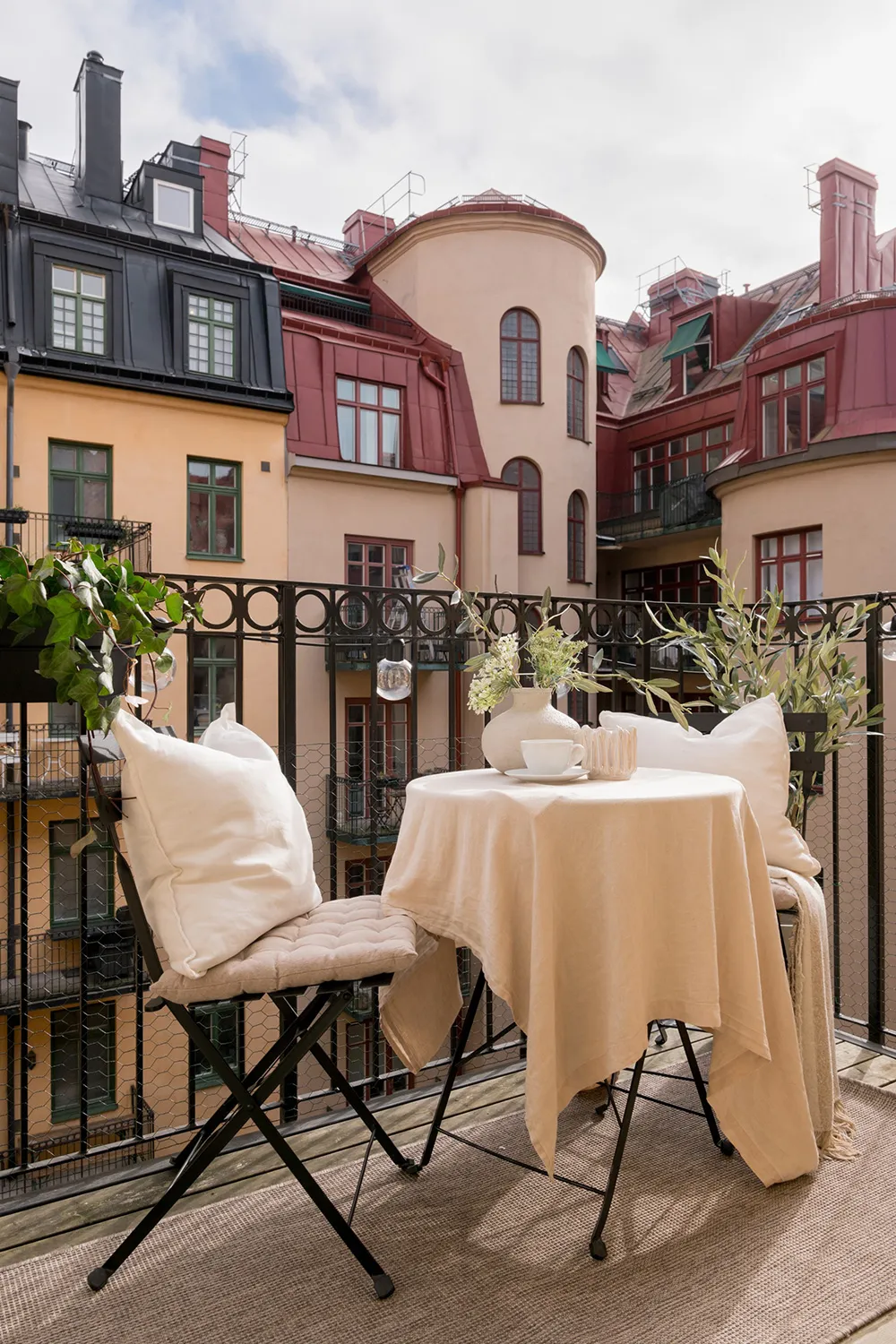 Style moderne d'appartement suédois avec murs beiges - Gallery image 5