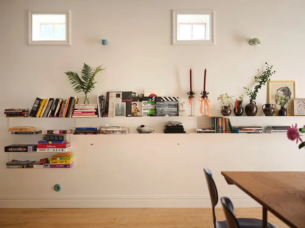 Яскрава дача в колишньому дому садівника на озері Меларен у Швеції - Gallery image 13