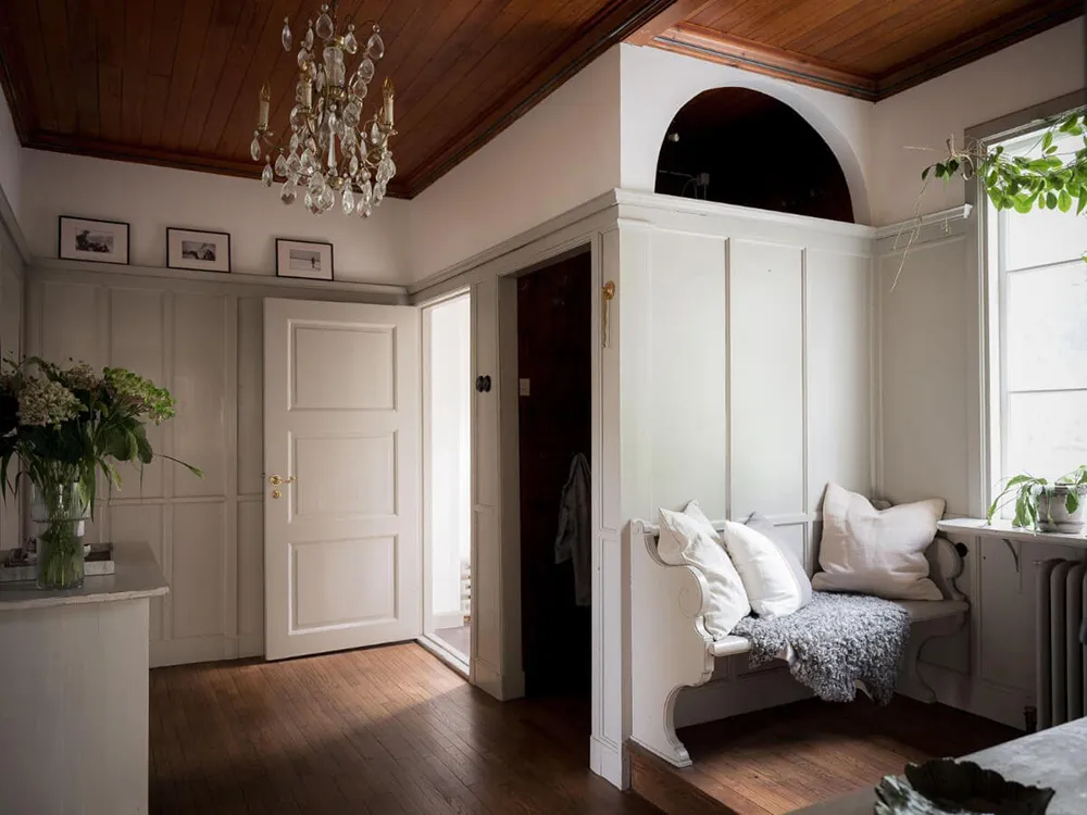 Interiores elegantes y sobrios de una encantadora casa de campo sueca - Gallery image 16