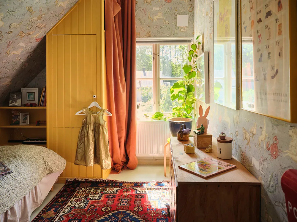 Яскрава дача в колишньому дому садівника на озері Меларен у Швеції - Gallery image 32