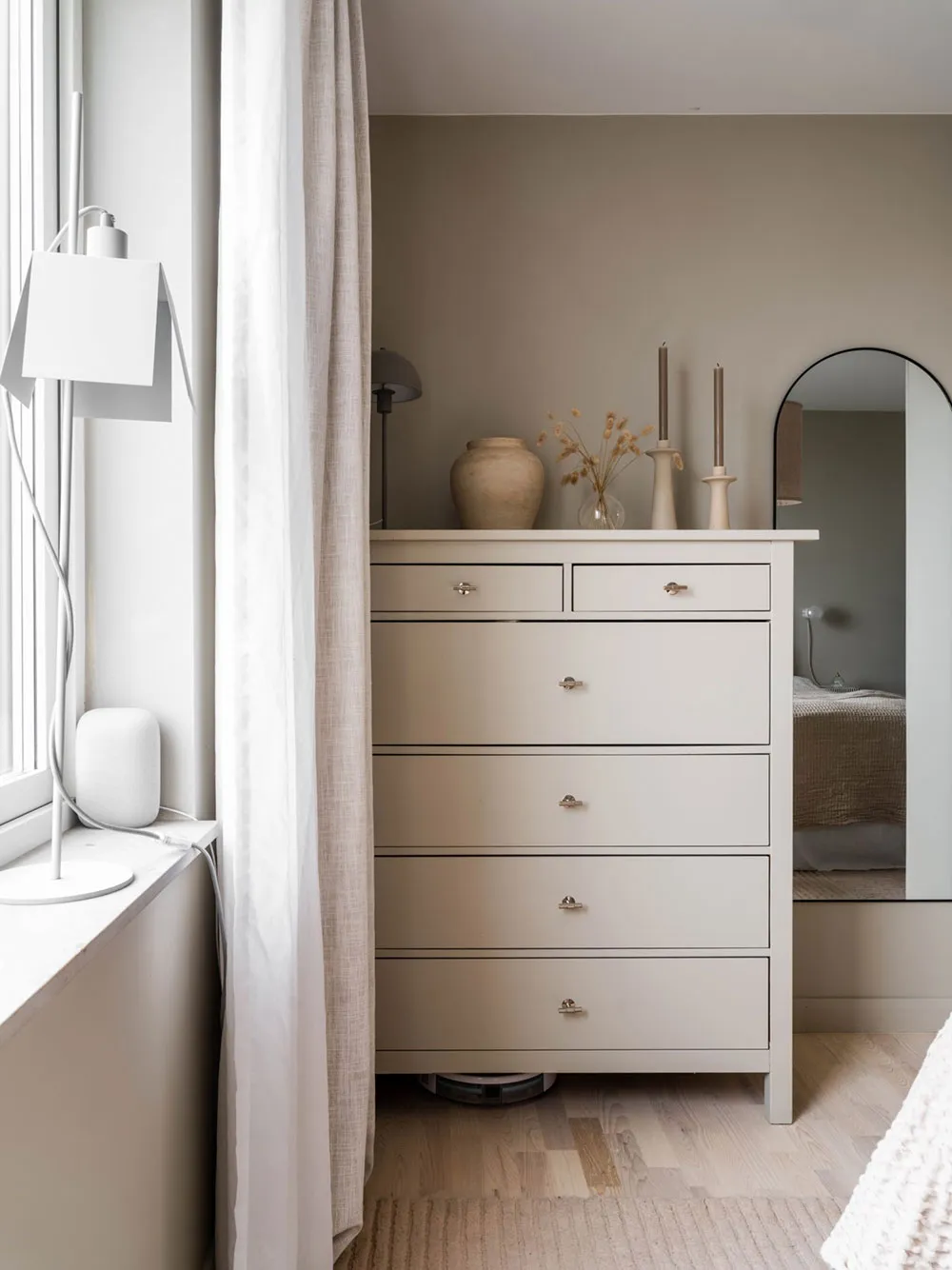 Interior tranquilo y suave de una pequeña casa de dos pisos en Suecia (72 m²) - Gallery image 11