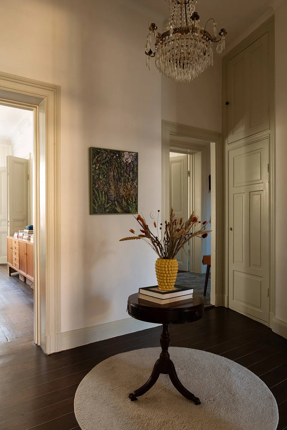 Elegante apartamento en Estocolmo con detalles clásicos y acentos vibrantes - Gallery image 23