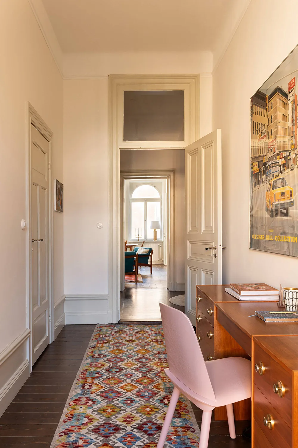 Elegante apartamento en Estocolmo con detalles clásicos y acentos vibrantes - Gallery image 20