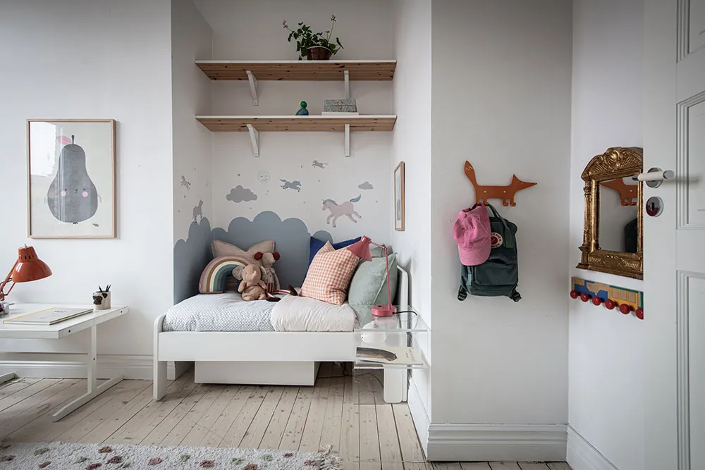 Шведська квартира з атмосферною гостинією та світлою кухнею з ліпиною - Gallery image 27