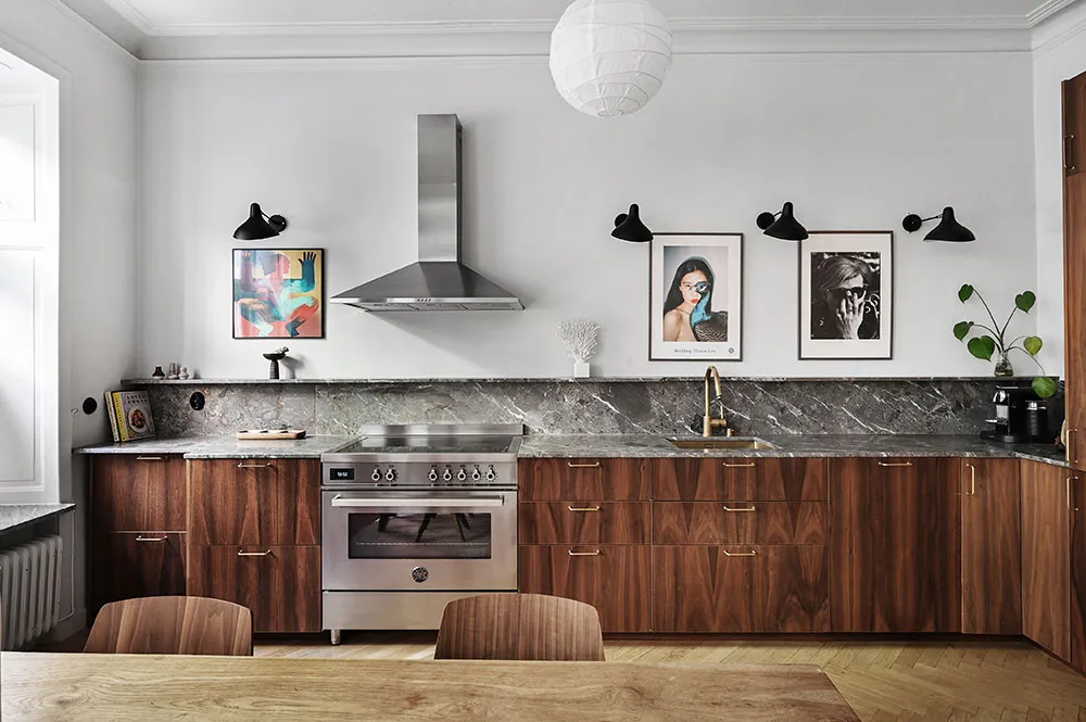 Kitchen without upper cabinets and fireplace: bright first-floor apartment in Stockholm - Gallery image 2