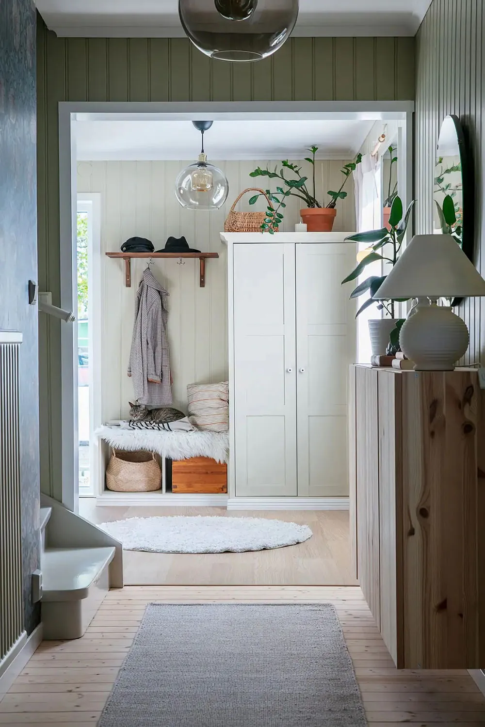 Une belle maison de campagne créative de jeune couple en Suède - Gallery image 4