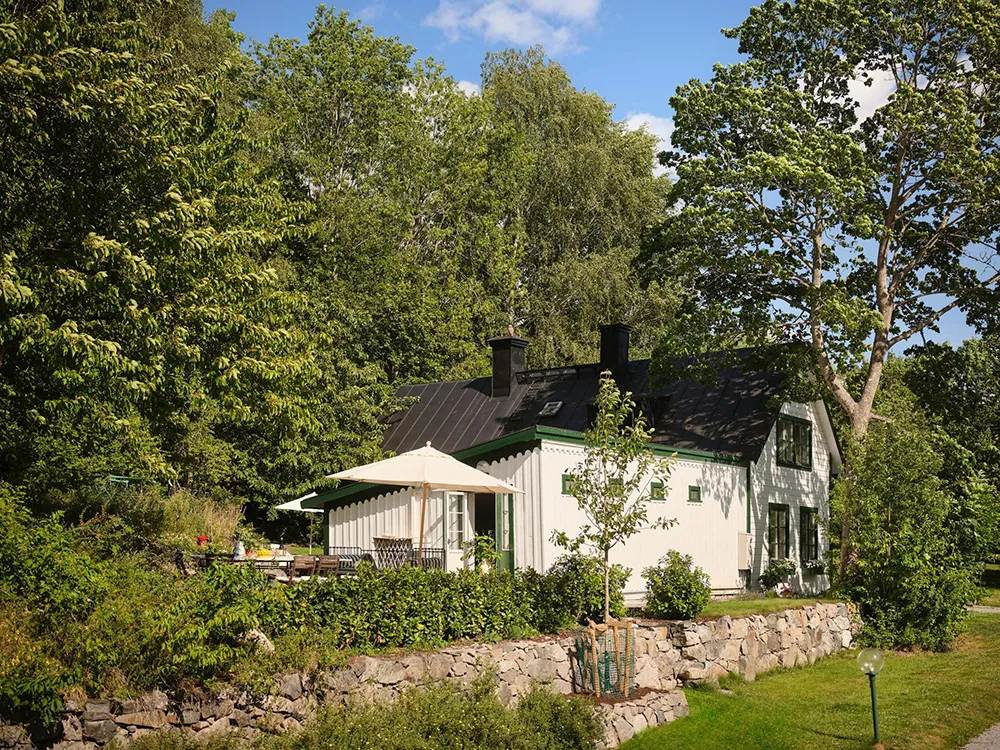 Яскрава дача в колишньому дому садівника на озері Меларен у Швеції - Gallery image 36