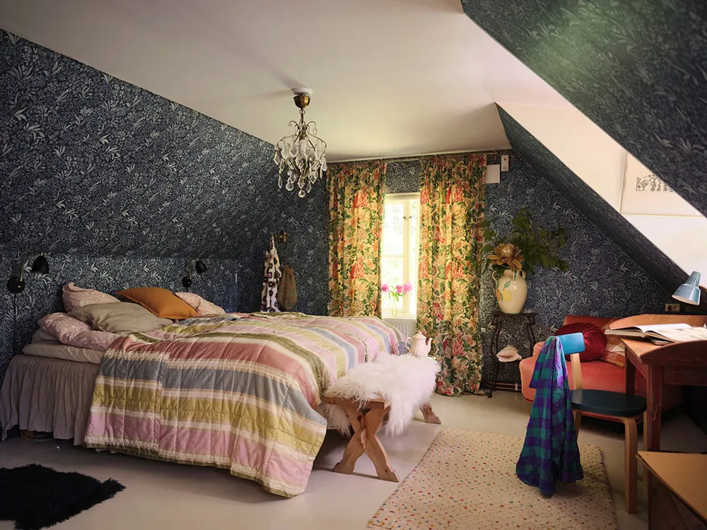 Яскрава дача в колишньому дому садівника на озері Меларен у Швеції - Gallery image 30