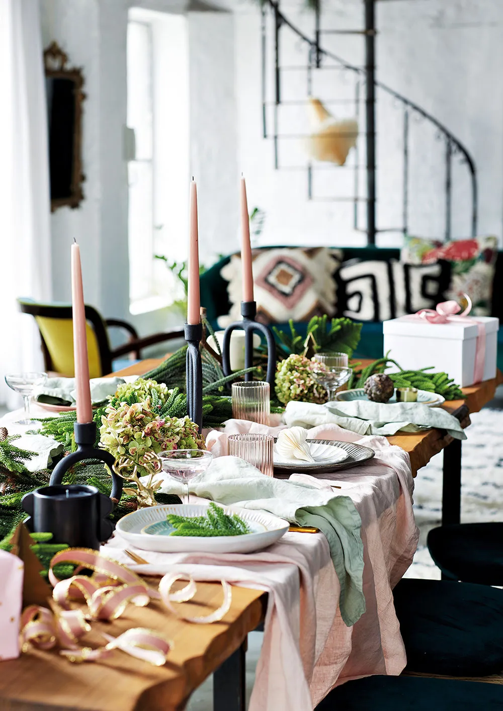 Lámpara viva y guirnaldas de abeto en un interior navideño - Gallery image 2