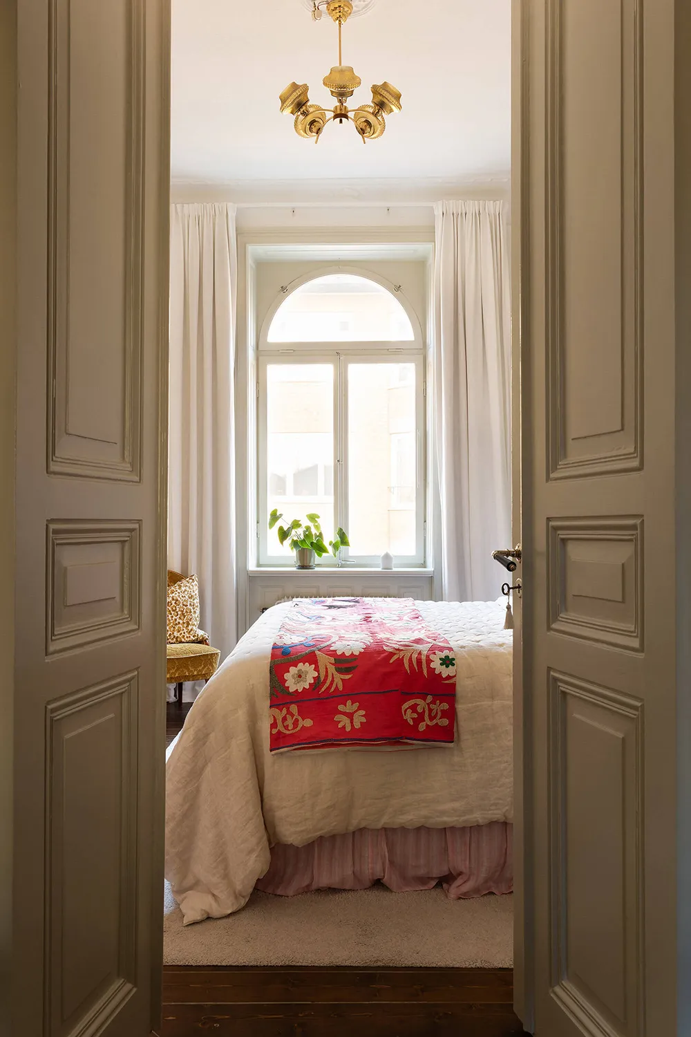 Elegante apartamento en Estocolmo con detalles clásicos y acentos vibrantes - Gallery image 10