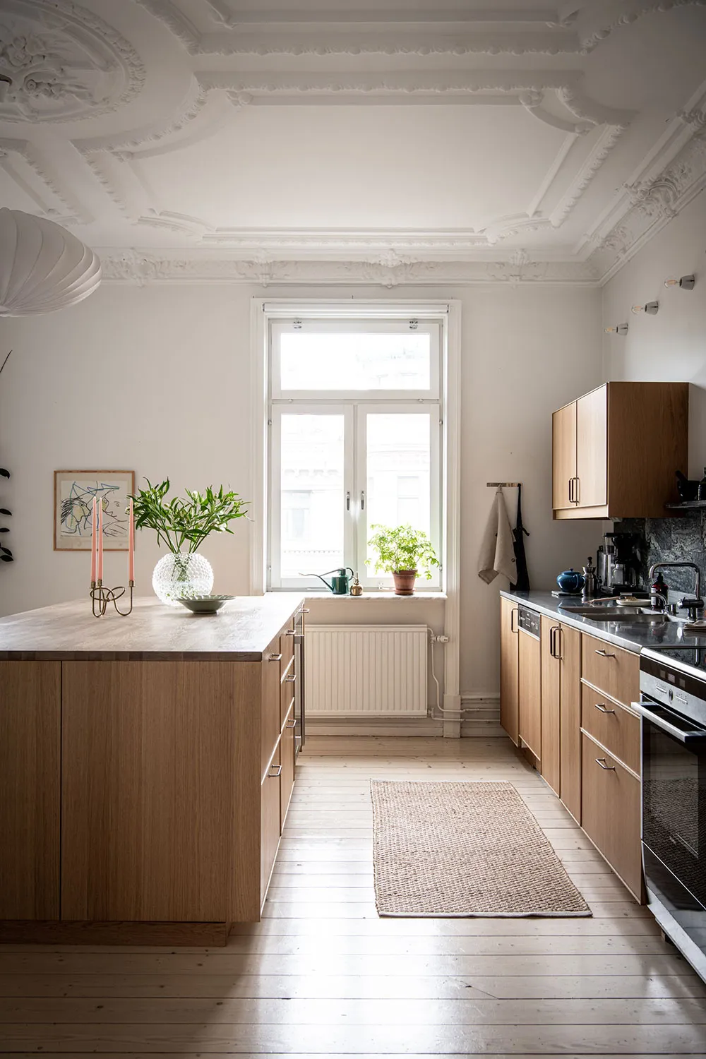 Шведська квартира з атмосферною гостинією та світлою кухнею з ліпиною - Gallery image 14