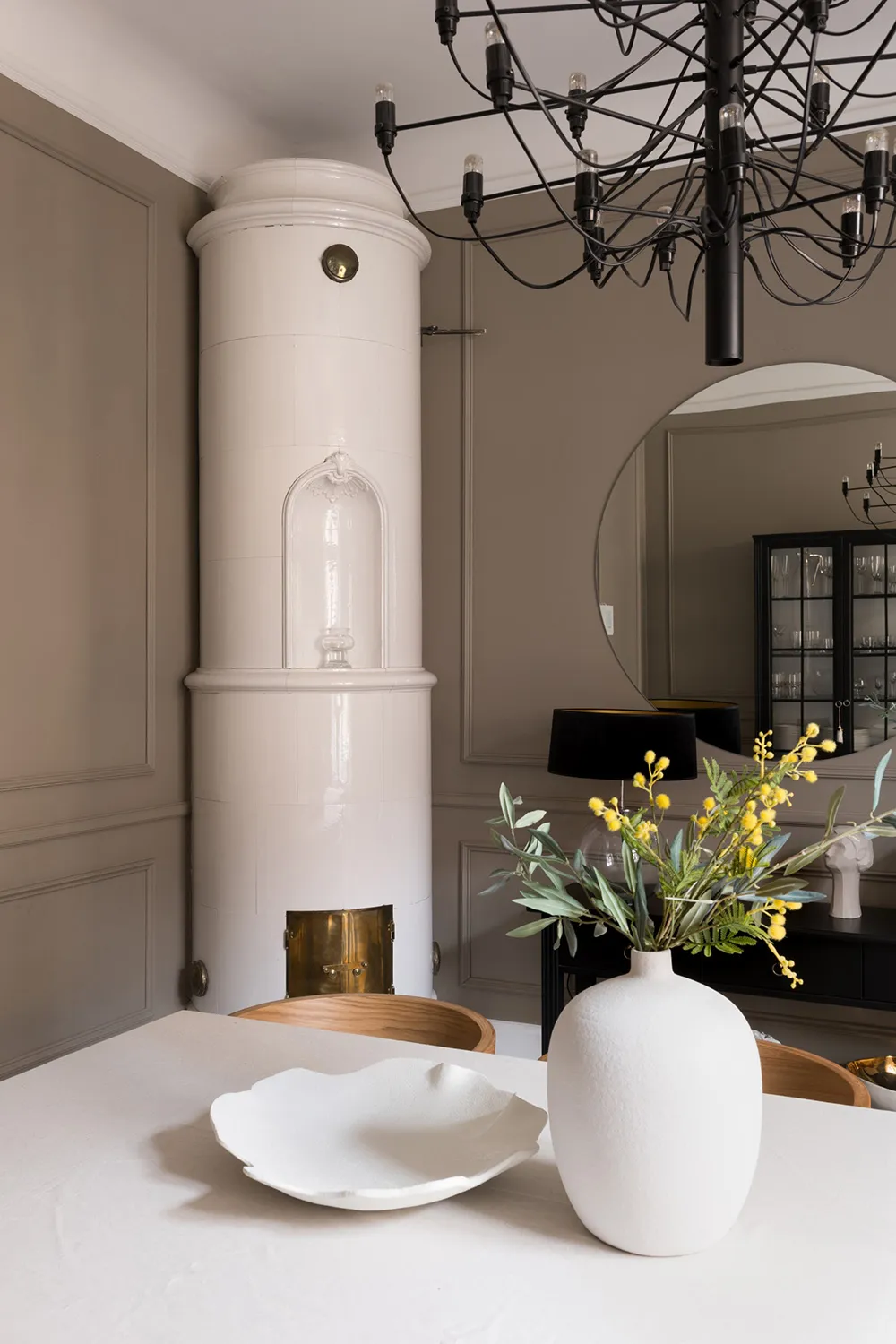 Style moderne d'appartement suédois avec murs beiges - Gallery image 11