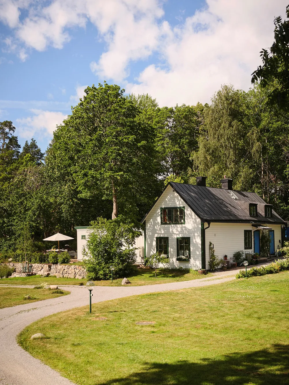 Яскрава дача в колишньому дому садівника на озері Меларен у Швеції - Gallery image 1