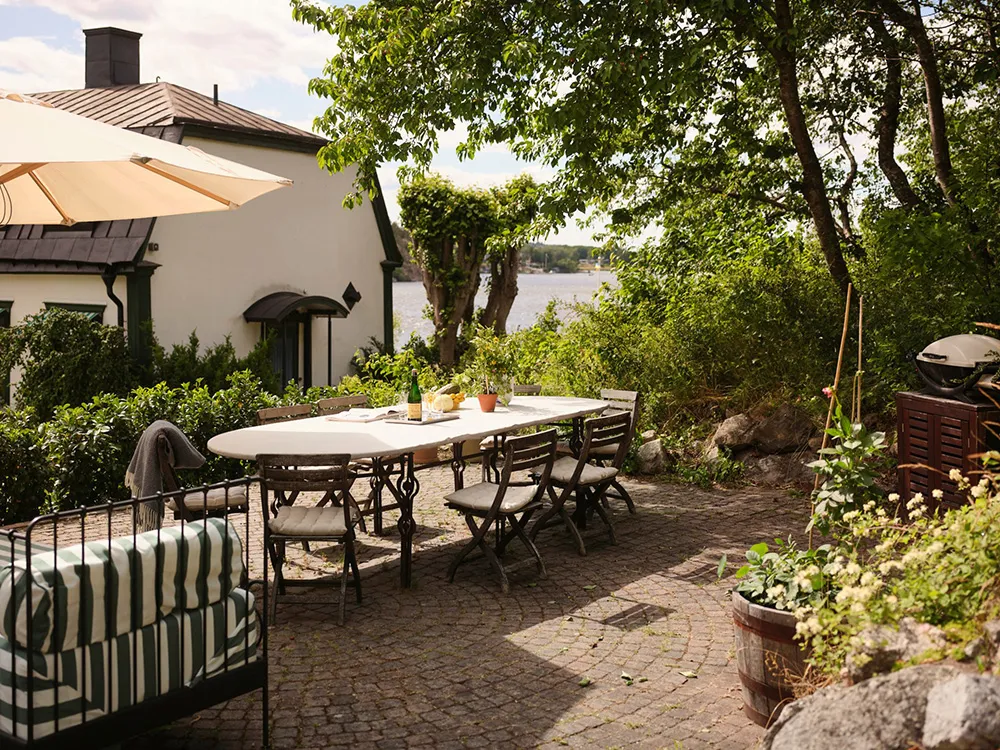 Яскрава дача в колишньому дому садівника на озері Меларен у Швеції - Gallery image 4