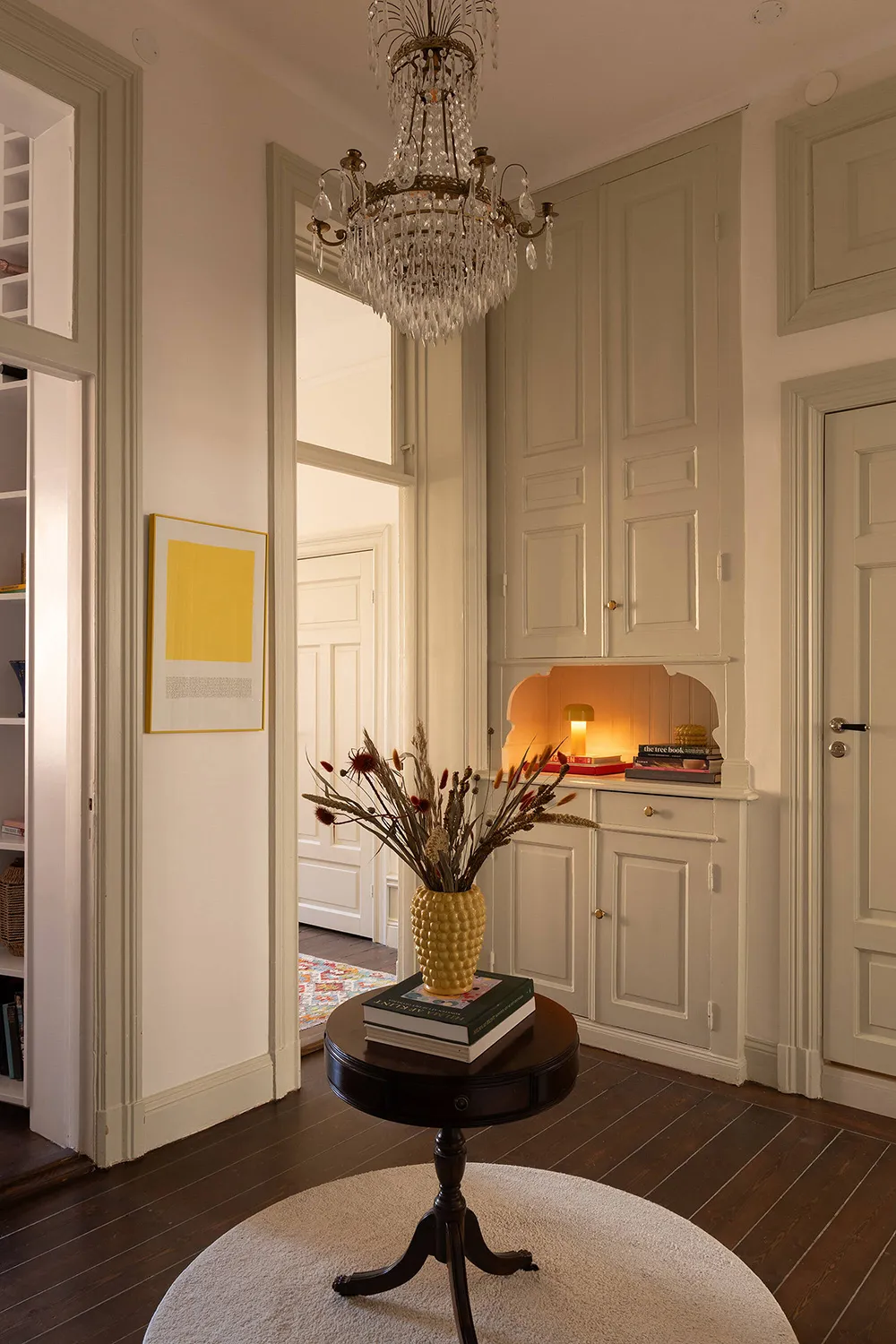 Elegante apartamento en Estocolmo con detalles clásicos y acentos vibrantes - Gallery image 25