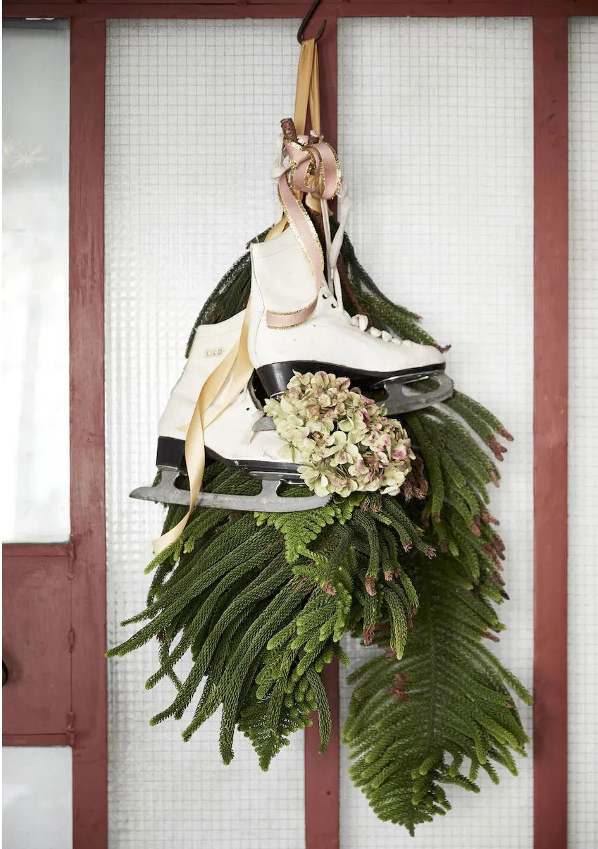 Lámpara viva y guirnaldas de abeto en un interior navideño - Gallery image 11